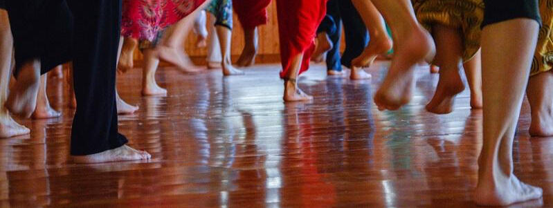 Danse libre pieds nus lors d’une Ecstatic Dance dans le Jura
