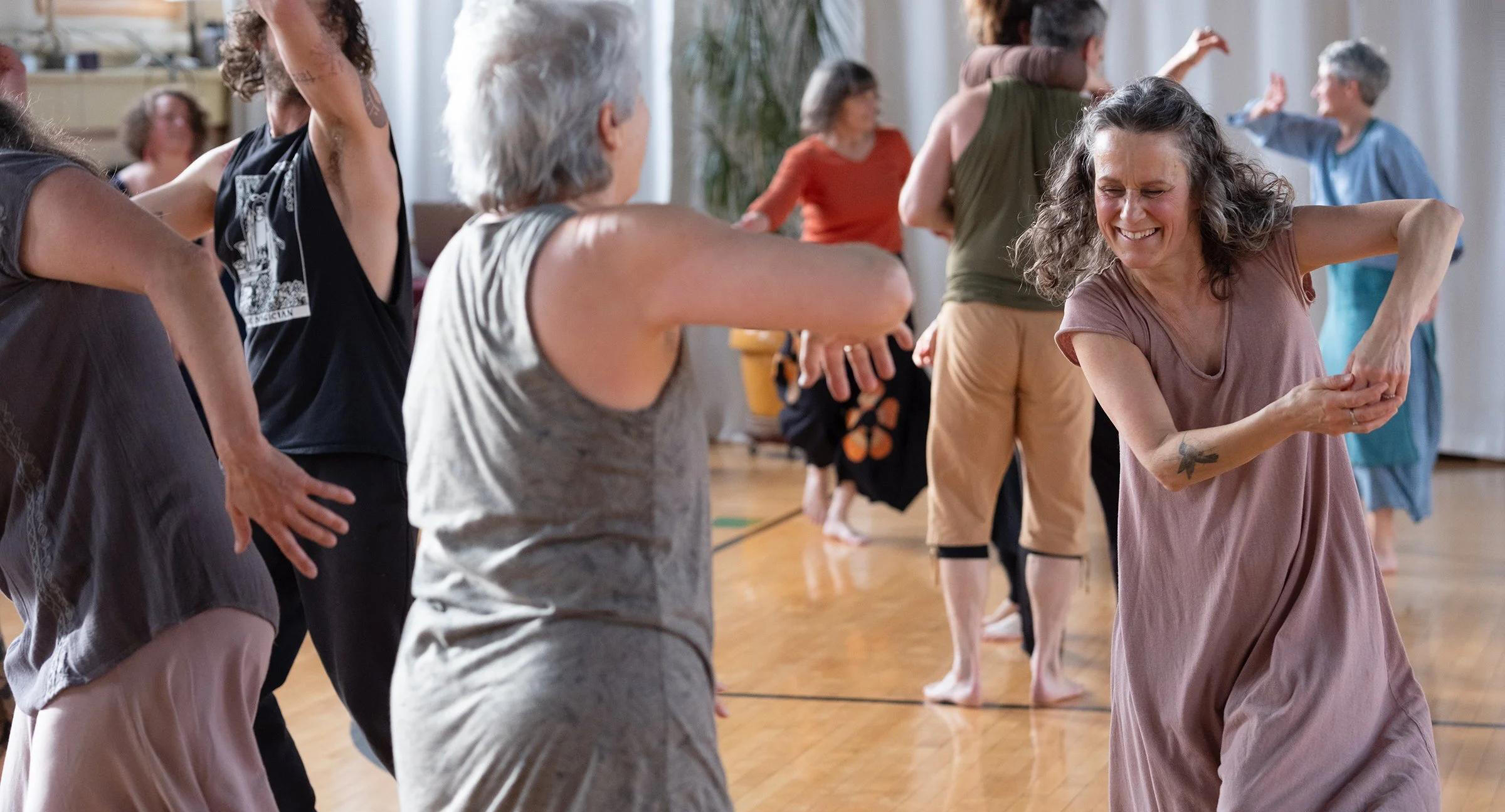 Danse libre en groupe lors d’une séance d’Ecstatic Dance